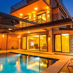 Soeguet 4 - 4 Bedroom With Jacuzzi In Fethiye